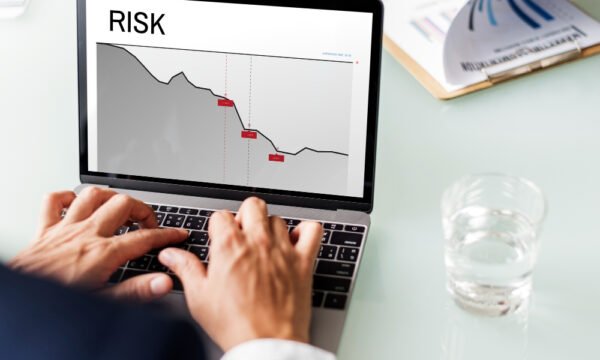 إدارة المخاطر المالية والامتثال المؤسسي
