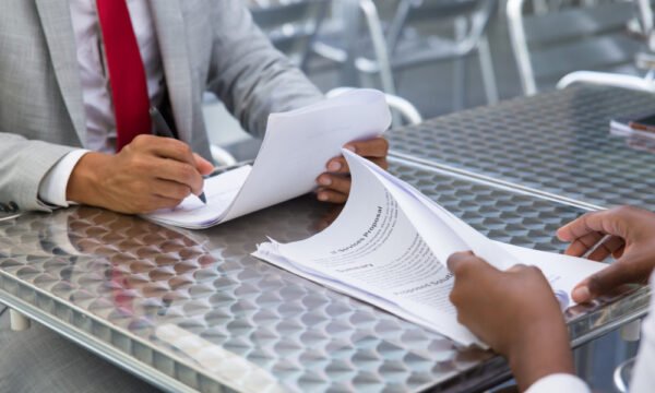 الفرز والعقوبات في الامتثال لمكافحة غسل الأموال